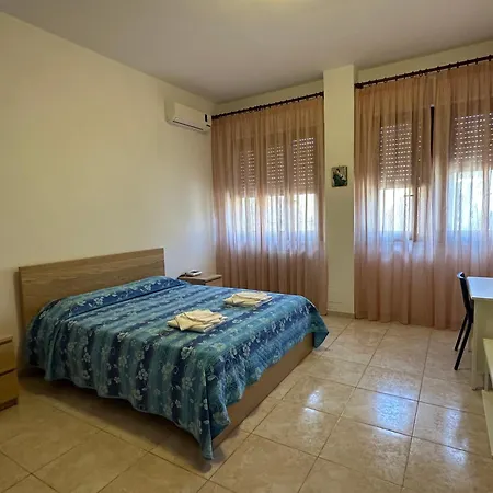 Alojamento de Acomodação e Pequeno-almoço Casa Per Ferie Eden Cusmano 4*